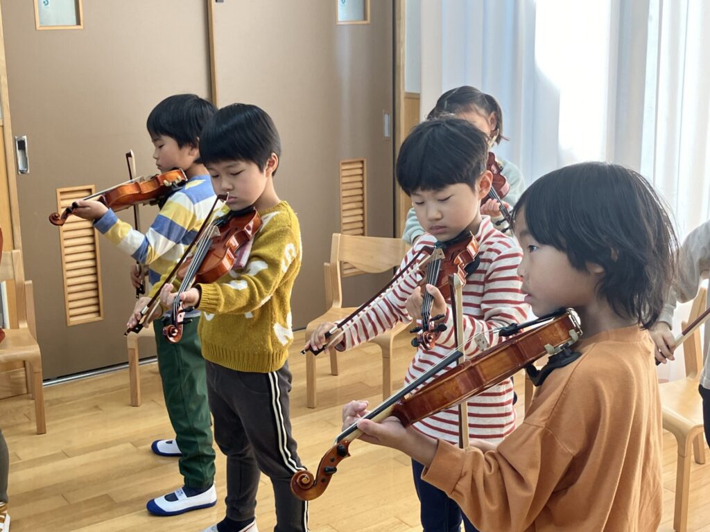 バイオリンの演奏をする園児