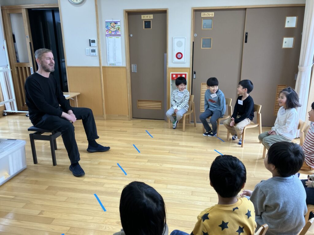 ネイティブ講師と英語を学ぶ園児