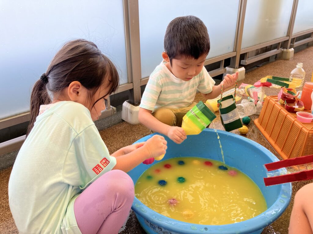 水遊びする園児